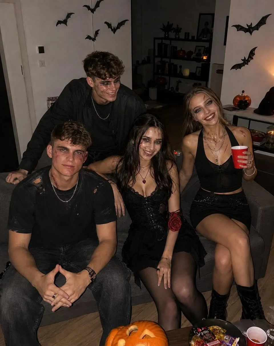 Halloween photo inspiration: Friends Halloween house party