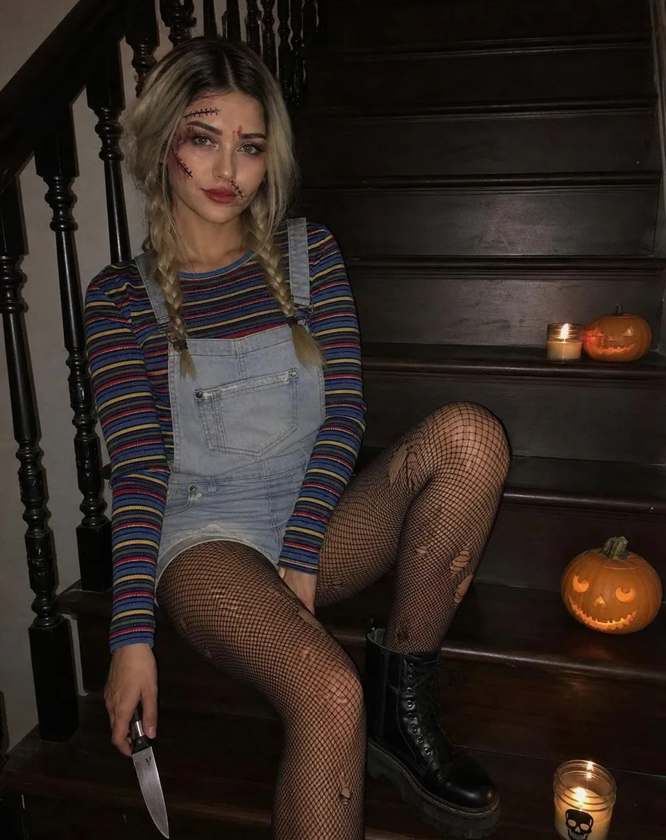 Halloween photo inspiration: Striped doll on the stairs