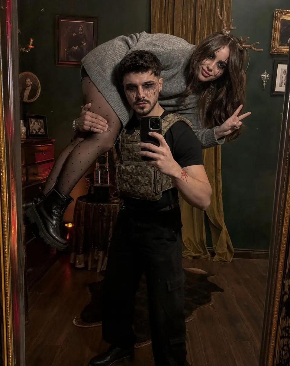 Halloween photo inspiration: Spooky couple mirror selfie